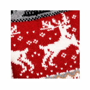 Detail van gebreide kerstrendieren en sneeuwvlokken op de warme wintermuts