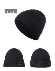 Vue détaillée du bonnet en maille noir avec broderie M et doublure polaire chaude