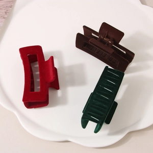 8.5cm flocked square claw clips in red, brown, and green on a white cloud tray