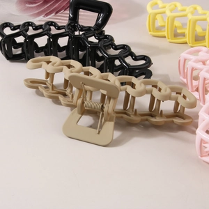 Pinces à cheveux mates en forme de cœur disponibles en noir, rose et jaune vif