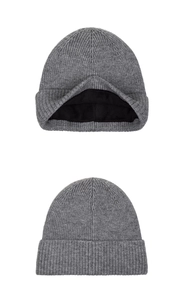 Détail du bonnet d'hiver gris avec doublure en polaire noire et texture en maille côtelée