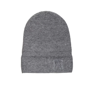 Détail de la texture d'un bonnet en maille grise avec un écusson lettré M élégant