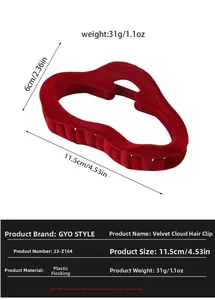 Dettaglio molletta per capelli a nuvola in velluto rosso, misura 11,5 cm con texture