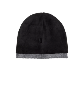 Détail de la doublure en polaire noire et bord côtelé gris du bonnet d'hiver tricoté