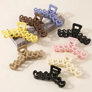 Grande Pince à Cheveux Cœur Creux pour Femmes en Plastique Mat Brillant Accessoire de Coiffure Élégant Forme de Cœur