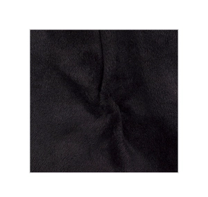 Gros plan sur la doublure en fausse fourrure noire et la texture douce du bonnet d'hiver