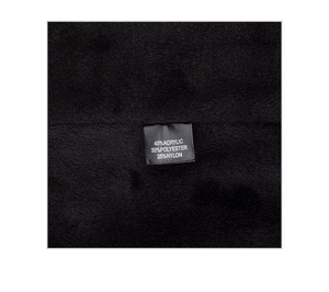 Détail de l'étiquette de composition en acrylique sur la doublure du bonnet noir d'hiver