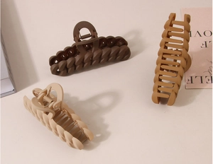 Detailed view of matte 11cm chain claw clips in coffee, caramel, and beige colors