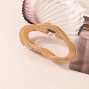 Elegante molletta per capelli a nuvola in velluto marrone chiaro per acconciature autunnali
