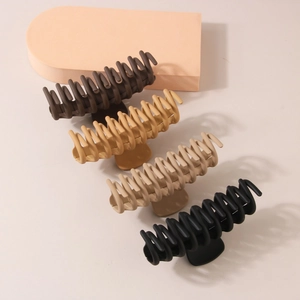 Pinces à cheveux géométriques mates aux tons terre, grands accessoires cheveux minimalistes