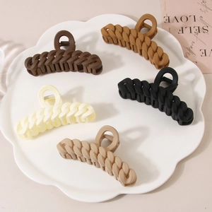 5-piece set of 11cm matte chain link hair claws in Morandi colors on a white floral tray