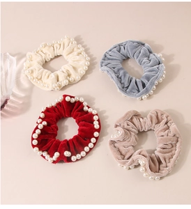 Set di quattro elastici in velluto con perle in crema, blu, rosso e marrone con strass