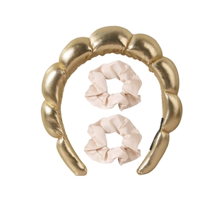 Dettaglio del set con cerchietto dorato a bolle e elastici beige per capelli donna