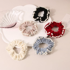 Set di elastici per capelli in velluto con perle bianche in cinque colori eleganti
