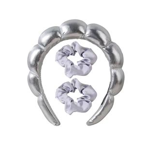 Dettaglio di cerchietto in spugna argento metallizzato e elastici scrunchie in raso lilla
