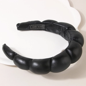 Cerchietto imbottito nero fatto a mano per donna in ecopelle lucida di alta qualità