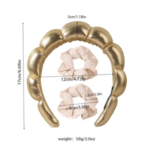 Set cerchietto a nuvola imbottito dorato e scrunchie beige con misure di dettaglio
