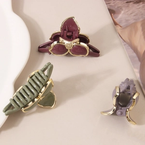 Trois pinces à cheveux élégantes avec bordure dorée en bordeaux, vert et violet