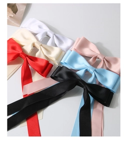 Vue détaillée des différentes couleurs de grandes barrettes à nœud en satin et ruban de soie