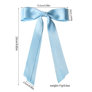 Pince à cheveux nœud en satin bleu clair avec de longs rubans sur fond blanc