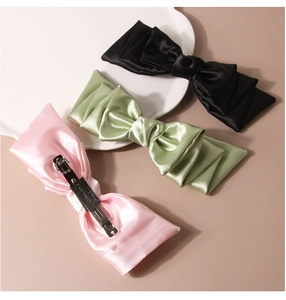 Set di tre fermagli per capelli a fiocco in raso rosa, verde e nero con clip a molla