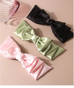 Set di tre mollette per capelli a fiocco in raso plissettato nero, verde chiaro e rosa