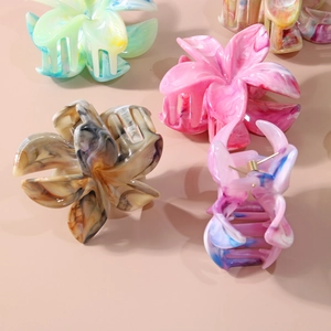 Grandes pinces à cheveux en forme de fleur avec motifs marbrés en diverses couleurs