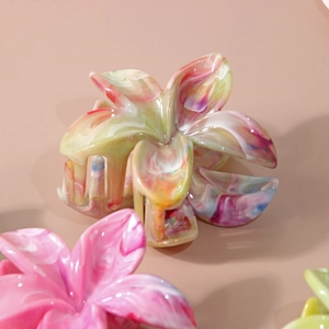 Pince à cheveux fleur de frangipanier avec texture marbre et pétales colorés