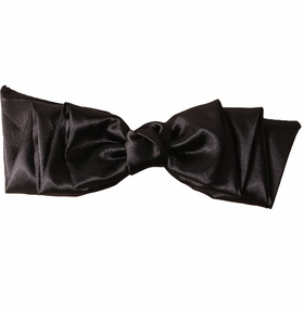 Dettaglio dell'elegante fiocco in raso nero con texture in tessuto lucido a più strati