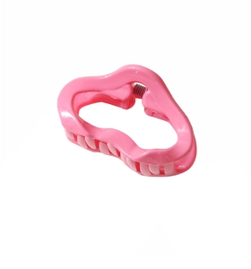 Detailansicht der rosa Cloud-Haarklammer mit glänzender Oberfläche und silberner Metallfeder