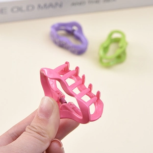 Drei bunte wellenförmige Haarklammern aus Kunststoff in Pink, Lila und Grün für Damen