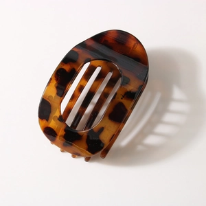 Pinza para el pelo con estampado de carey en resina mate y diseño hueco en forma de D