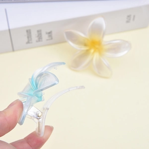 Elegant floral hair clip in gradient translucent resin for women's stylish hair styling