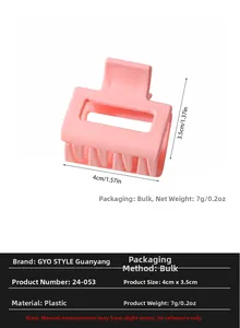 Détail d'une pince à cheveux carrée rose mat de 4cm montrant les dimensions