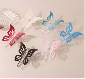 Vue détaillée de six pinces à cheveux papillon évidées avec ressorts métalliques