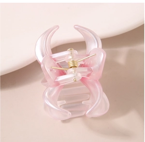 Vue détaillée de la pince à cheveux rose nacré de 4cm avec ressort en métal doré