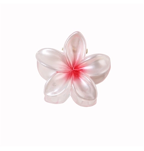 Gros plan d'une pince à cheveux fleur de frangipanier de 4 cm avec dégradé et fini mat