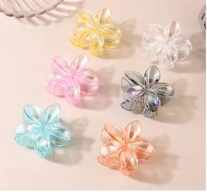 Détails des pinces à cheveux en forme de fleur de frangipanier avec reflet irisé