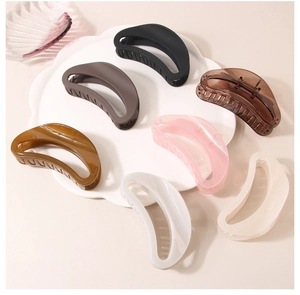 Détail de grandes pinces à cheveux ovales évidées en six couleurs mates et brillantes variées