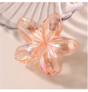 Détail de la pince à cheveux en forme de fleur rose irisée avec finition nacrée