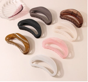 Ensemble détaillé de sept grandes pinces à cheveux en diverses couleurs mates et brillantes