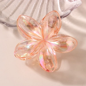 Pince à cheveux fleur de frangipanier avec revêtement irisante sur fond crème doux