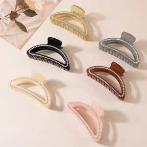 Dettaglio di sei mollette per capelli rettangolari colorate con strass per donna