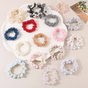 Détails de chouchous en perles colorées avec bords en dentelle sur une assiette blanche