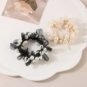 Chouchous élégants avec perles et dentelle en noir et crème pour coiffures de femmes