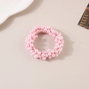 Gros plan sur un élastique à cheveux en perles roses pour coiffure de queue de cheval