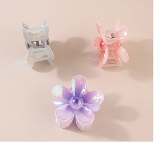 Lot de trois pinces à cheveux en forme de fleurs irisées rose, bleu et blanc nacré