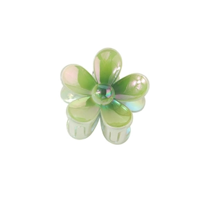 Détail d'une pince à cheveux fleurie au fini nacré vert avec un design à cinq pétales