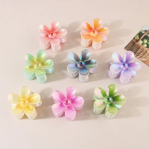 Lot de 8 pinces à cheveux fleurs dégradées colorées avec finition nacrée sur fond beige