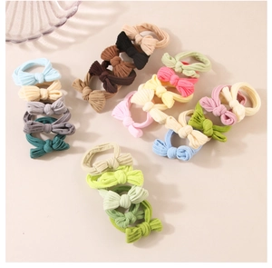 Gros plan d'élastiques à cheveux faits main avec nœuds en diverses couleurs pastel